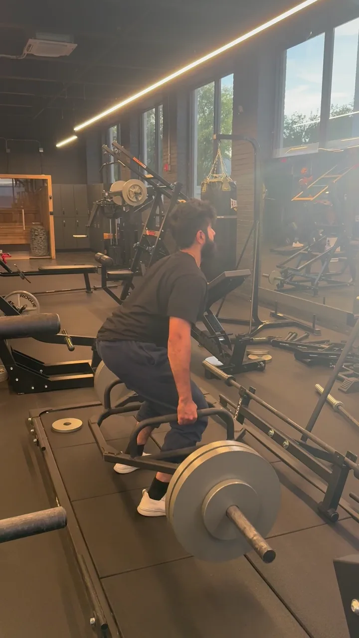 Loaded trap-bar deadlift in a well-equipped gym during a 1-on-1 strength session